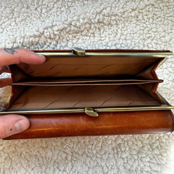 Safe Harbor RFID 'Antique' Slim Kiss Clasp Clutch Wallet - Picture 6 of 6